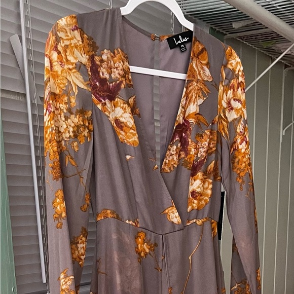 Flowy gray long train shorts v cut front body suit - Picture 3 of 10